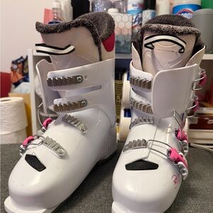 Rossignol White Kids Ski Boots with Pink Buckle Accents size 255 / 295 mm $120